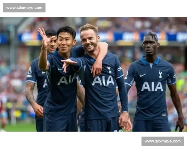 英超十年传奇谢幕！孙兴慜获两队列队致敬，亚洲一哥书写历史