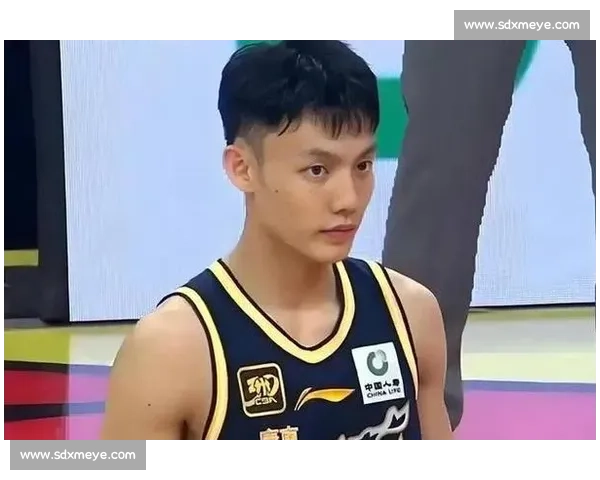 遮天蔽日!考辛斯中国行大帽徐杰 赛后击掌引热议